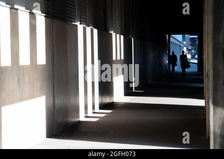 Schatten und Licht durch Öffnungen in der Baugalerie von Shed 21 Wellington Neuseeland. Stockfoto