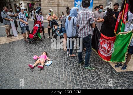 Barcelona, Spanien. August 2021. Während der Demonstration wird ein Mädchen auf dem Boden liegen gesehen. Die afghanische Vereinigung von Barcelona hat vor der Generalitat von Katalonien demonstriert, um die Regierung um den Schutz und die Evakuierung ihrer in Afghanistan verbliebenen Familien zu bitten. (Foto von Thiago Prudencio/SOPA Images/Sipa USA) Quelle: SIPA USA/Alamy Live News Stockfoto