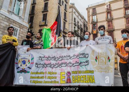 Barcelona, Spanien. August 2021. Während der Demonstration halten die Demonstranten ein Banner. Die afghanische Vereinigung von Barcelona hat vor der Generalitat von Katalonien demonstriert, um die Regierung um den Schutz und die Evakuierung ihrer in Afghanistan verbliebenen Familien zu bitten. (Foto von Thiago Prudencio/SOPA Images/Sipa USA) Quelle: SIPA USA/Alamy Live News Stockfoto