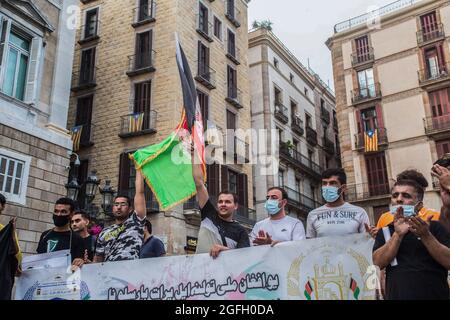 Barcelona, Spanien. August 2021. Während der Demonstration halten die Demonstranten ein Banner. Die afghanische Vereinigung von Barcelona hat vor der Generalitat von Katalonien demonstriert, um die Regierung um den Schutz und die Evakuierung ihrer in Afghanistan verbliebenen Familien zu bitten. (Foto von Thiago Prudencio/SOPA Images/Sipa USA) Quelle: SIPA USA/Alamy Live News Stockfoto