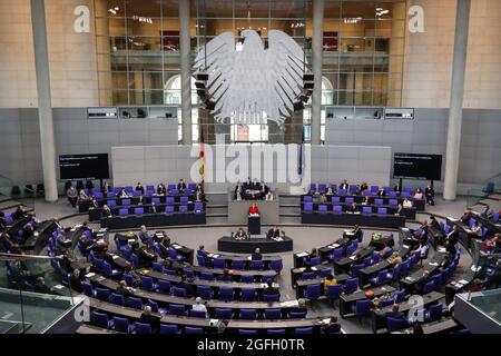 Berlin, Deutschland. August 2021. Bundeskanzlerin Angela Merkel hält eine Rede zur Lage in Afghanistan im Bundestag in Berlin, Deutschland, 25. August 2021. Merkel sagte am Mittwoch, die internationale Gemeinschaft habe das Tempo, mit dem die Taliban die Macht in Afghanistan übernommen haben, unterschätzt. Kredit: Shan Yuqi/Xinhua/Alamy Live Nachrichten Stockfoto