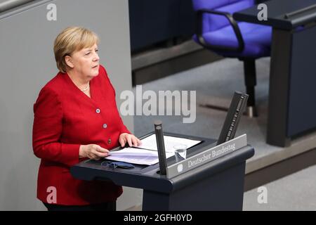 Berlin, Deutschland. August 2021. Bundeskanzlerin Angela Merkel hält eine Rede zur Lage in Afghanistan im Bundestag in Berlin, Deutschland, 25. August 2021. Merkel sagte am Mittwoch, die internationale Gemeinschaft habe das Tempo, mit dem die Taliban die Macht in Afghanistan übernommen haben, unterschätzt. Kredit: Shan Yuqi/Xinhua/Alamy Live Nachrichten Stockfoto