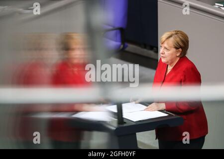 Berlin, Deutschland. August 2021. Bundeskanzlerin Angela Merkel hält eine Rede zur Lage in Afghanistan im Bundestag in Berlin, Deutschland, 25. August 2021. Merkel sagte am Mittwoch, die internationale Gemeinschaft habe das Tempo, mit dem die Taliban die Macht in Afghanistan übernommen haben, unterschätzt. Kredit: Shan Yuqi/Xinhua/Alamy Live Nachrichten Stockfoto