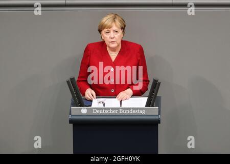 Berlin, Deutschland. August 2021. Bundeskanzlerin Angela Merkel hält eine Rede zur Lage in Afghanistan im Bundestag in Berlin, Deutschland, 25. August 2021. Merkel sagte am Mittwoch, die internationale Gemeinschaft habe das Tempo, mit dem die Taliban die Macht in Afghanistan übernommen haben, unterschätzt. Kredit: Shan Yuqi/Xinhua/Alamy Live Nachrichten Stockfoto