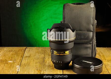 Nikon Super-Zoom-Objektiv 14-24mm bei Studioaufnahmen Stockfoto