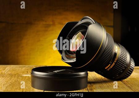 Nikon Super-Zoom-Objektiv 14-24mm bei Studioaufnahmen Stockfoto