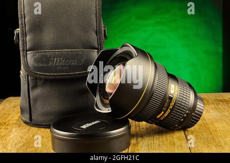 Nikon Super-Zoom-Objektiv 14-24mm bei Studioaufnahmen Stockfoto