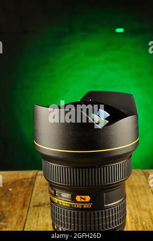 Nikon Super-Zoom-Objektiv 14-24mm bei Studioaufnahmen Stockfoto