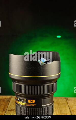 Nikon Super-Zoom-Objektiv 14-24mm bei Studioaufnahmen Stockfoto