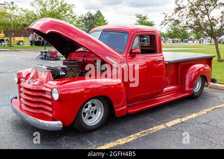 Ein klassischer, roter Chevrolet Pick-up-Truck, der auf einer Automobilausstellung in Angola, Indiana, USA, mit geöffneter Motorhaube ausgestellt ist. Stockfoto