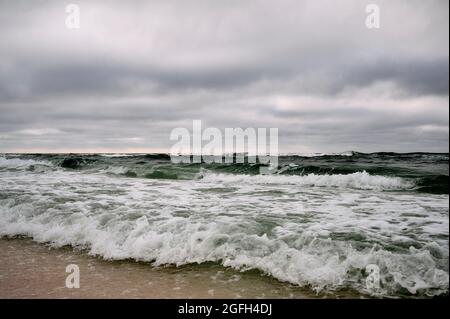 Wellen im Golf von Mexiko Rollen oder Rollen am Strand während eines Sturms in der Nähe von Destin Florida, USA. Stockfoto