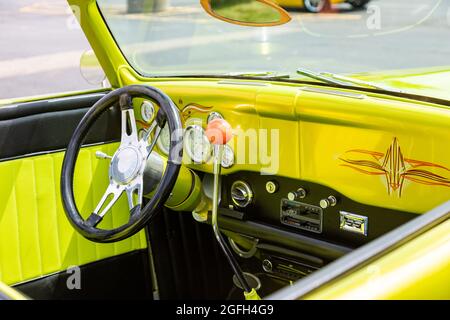 Das Armaturenbrett eines Chartreuse 1936 Ford Restomod auf dem Display in Angola, Indiana, USA. Stockfoto