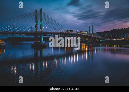 Tilikum Crossing Bridge in Portland, Oregon, reflektiert über den Willamette River während der Nacht Blue Hour Stockfoto