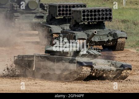 Moskau, Russland. August 2021. Russische Armee T-72 B3M Panzer werden während der jährlichen Armee Spiele Verteidigung Technologie internationale Ausstellung gesehen. Die Internationalen Armeespiele sind ein jährlich stattfindendes russisches Militärsportevent, das vom Verteidigungsministerium Russlands organisiert wird. An der Veranstaltung, die im August 2015 zum ersten Mal stattfand, nehmen fast 30 Länder über einen Zeitraum von zwei Wochen an Dutzenden von Wettbewerben Teil, um zu beweisen, welches die besten Experten sind. Dynamic Demonstration ist ein Teil der öffentlichen Ausstellung von Army Games Credit: SOPA Images Limited/Alamy Live News Stockfoto