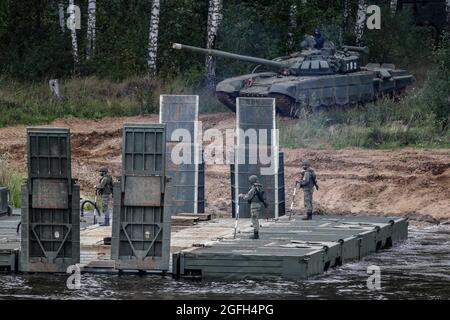 Moskau, Russland. August 2021. Die Ingenieure der russischen Armee haben die schwimmende Pontonbrücke für den Panzertransport während der jährlichen internationalen Ausstellung der Verteidigungstechnologie von Army Games aufgestellt. Die Internationalen Armeespiele sind ein jährlich stattfindendes russisches Militärsportevent, das vom Verteidigungsministerium Russlands organisiert wird. An der Veranstaltung, die im August 2015 zum ersten Mal stattfand, nehmen fast 30 Länder über einen Zeitraum von zwei Wochen an Dutzenden von Wettbewerben Teil, um zu beweisen, welches die besten Experten sind. Dynamic Demonstration ist ein Teil der öffentlichen Ausstellung von Army Games Credit: SOPA Images Limited/Alamy Live News Stockfoto