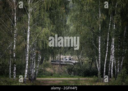 Moskau, Russland. August 2021. Russische Armee BMP-3 Infanterie Kampffahrzeug gesehen versteckt im Wald während der jährlichen Army Games Verteidigung Technologie internationale Ausstellung. Die Internationalen Armeespiele sind ein jährlich stattfindendes russisches Militärsportevent, das vom Verteidigungsministerium Russlands organisiert wird. An der Veranstaltung, die im August 2015 zum ersten Mal stattfand, nehmen fast 30 Länder über einen Zeitraum von zwei Wochen an Dutzenden von Wettbewerben Teil, um zu beweisen, welches die besten Experten sind. Dynamic Demonstration ist ein Teil der öffentlichen Ausstellung von Army Games Credit: SOPA Images Limited/Alamy Live News Stockfoto