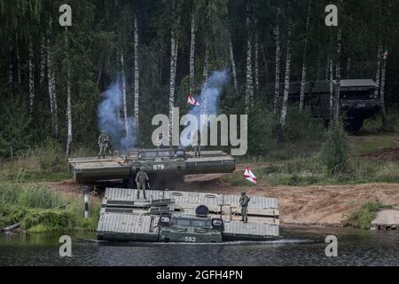 Moskau, Russland. August 2021. Die Ingenieure der russischen Armee haben die schwimmende Pontonbrücke PMM-2M während der jährlichen internationalen Ausstellung der Verteidigungstechnologie von Army Games aufgestellt. Die Internationalen Armeespiele sind ein jährlich stattfindendes russisches Militärsportevent, das vom Verteidigungsministerium Russlands organisiert wird. An der Veranstaltung, die im August 2015 zum ersten Mal stattfand, nehmen fast 30 Länder über einen Zeitraum von zwei Wochen an Dutzenden von Wettbewerben Teil, um zu beweisen, welches die besten Experten sind. Dynamic Demonstration ist ein Teil der öffentlichen Ausstellung von Army Games Credit: SOPA Images Limited/Alamy Live News Stockfoto