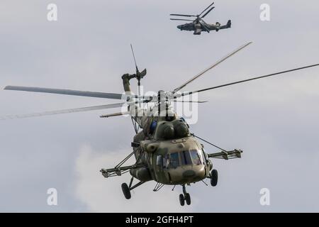 Moskau, Russland. August 2021. Die russische Luftwaffe Mil Mi-8 und Kamov Ka-52 'Alligator' fliegen während der jährlichen internationalen Ausstellung von Army Games Defence Technology. Die Internationalen Armeespiele sind ein jährlich stattfindendes russisches Militärsportevent, das vom Verteidigungsministerium Russlands organisiert wird. An der Veranstaltung, die im August 2015 zum ersten Mal stattfand, nehmen fast 30 Länder über einen Zeitraum von zwei Wochen an Dutzenden von Wettbewerben Teil, um zu beweisen, welches die besten Experten sind. Dynamic Demonstration ist ein Teil der öffentlichen Ausstellung von Army Games Credit: SOPA Images Limited/Alamy Live News Stockfoto