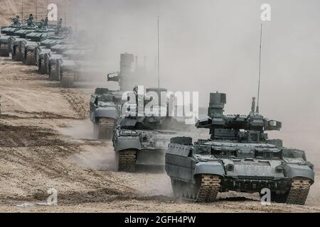 Moskau, Russland. August 2021. Russische Armee BMPT "Terminator" Panzerunterstützung Kampffahrzeuge (AFV) gesehen während der jährlichen Armee Spiele Verteidigung Technologie internationale Ausstellung. Die Internationalen Armeespiele sind ein jährlich stattfindendes russisches Militärsportevent, das vom Verteidigungsministerium Russlands organisiert wird. An der Veranstaltung, die im August 2015 zum ersten Mal stattfand, nehmen fast 30 Länder über einen Zeitraum von zwei Wochen an Dutzenden von Wettbewerben Teil, um zu beweisen, welches die besten Experten sind. Dynamic Demonstration ist ein Teil der öffentlichen Ausstellung von Army Games Credit: SOPA Images Limited/Alamy Live News Stockfoto