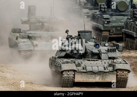 Moskau, Russland. August 2021. Der Panzer T-80 UE-1 der russischen Armee und die gepanzerten Kampffahrzeuge BMPT „Terminator“ (AFV) werden während der jährlichen internationalen Ausstellung „Army Games Defence Technology“ gezeigt. Die Internationalen Armeespiele sind ein jährlich stattfindendes russisches Militärsportevent, das vom Verteidigungsministerium Russlands organisiert wird. An der Veranstaltung, die im August 2015 zum ersten Mal stattfand, nehmen fast 30 Länder über einen Zeitraum von zwei Wochen an Dutzenden von Wettbewerben Teil, um zu beweisen, welches die besten Experten sind. Dynamic Demonstration ist ein Teil der öffentlichen Ausstellung von Army Games Credit: SOPA Images Limited/Alamy Live News Stockfoto