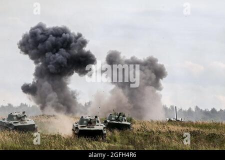 Moskau, Russland. August 2021. Russische Armee gepanzerte Kampffahrzeuge während der jährlichen Army Games Verteidigung Technologie internationale Ausstellung gesehen. Die Internationalen Armeespiele sind ein jährlich stattfindendes russisches Militärsportevent, das vom Verteidigungsministerium Russlands organisiert wird. An der Veranstaltung, die im August 2015 zum ersten Mal stattfand, nehmen fast 30 Länder über einen Zeitraum von zwei Wochen an Dutzenden von Wettbewerben Teil, um zu beweisen, welches die besten Experten sind. Dynamic Demonstration ist ein Teil der öffentlichen Ausstellung von Army Games Credit: SOPA Images Limited/Alamy Live News Stockfoto