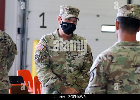 U.S. Army LT. General Donnie Walker, stellvertretender kommandierender General des U.S. Army Maternel Command und leitender Kommandeur im Redstone Arsenal, Alabama, hört als 1. Sgt. Walter Veazey, 10th Chemical Company, Task Force McCoy, spricht über die Unterstützung, die seine Einheit den Afghanen während ihres Aufenthalts in Fort McCoy, Wisconsin, am 23. August 2021, leistet. Das Verteidigungsministerium stellt zur Unterstützung des Außenministeriums Transportmittel und provisorische Unterkünfte zur Verfügung, um die Operation Allies Refuge zu unterstützen. Diese Initiative geht auf das Engagement Amerikas für die afghanischen Bürger ein, die den Vereinigten Staaten geholfen haben, Stockfoto