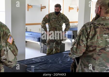 U.S. Army LT. General Donnie Walker, stellvertretender kommandierender General des U.S. Army Maternel Command und leitender Kommandant im Redstone Arsenal, Alabama, führt durch die Wohngebiete, die von Afghanen genutzt werden, während sie am 23. August 2021 in Fort McCoy, Wisconsin, bleiben. Das Verteidigungsministerium stellt zur Unterstützung des Außenministeriums Transportmittel und provisorische Unterkünfte zur Verfügung, um die Operation Allies Refuge zu unterstützen. Diese Initiative geht auf das Engagement Amerikas für afghanische Bürger zurück, die den Vereinigten Staaten geholfen haben, und bietet ihnen wichtige Unterstützung an sicheren Orten außerhalb Afghanistans. (USA Stockfoto