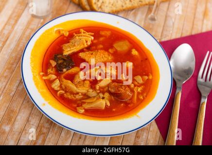 Callos Madrilenos wird am Tisch serviert Stockfoto