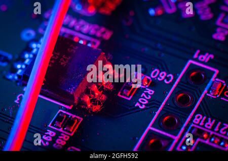 Nahaufnahme der alten Elektronikplatine in Makroaufnahme Stockfoto