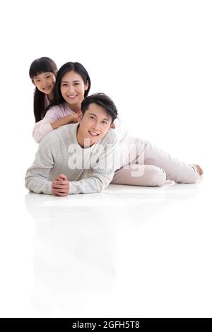 Glückliche junge Familie macht Herzform Stockfoto