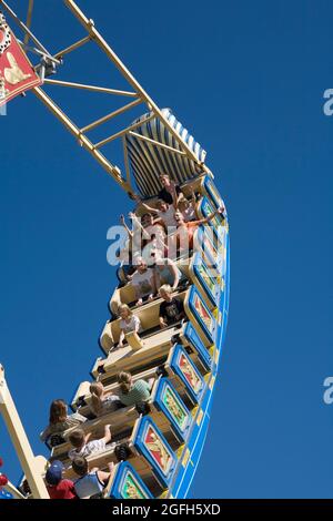 Fair-Besucher genießen die Fury Pendulum Swing-Fahrt des Pharaos auf der Montana State Fair, Great Falls, MT. Stockfoto