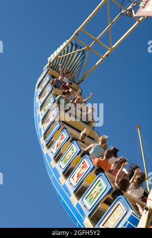 Fair-Besucher genießen die Fury Pendulum Swing-Fahrt des Pharaos auf der Montana State Fair, Great Falls, MT. Stockfoto