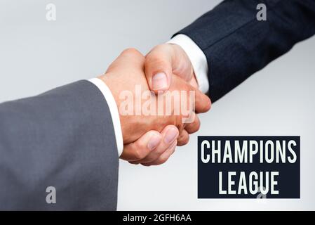 Inspiration zeigt Zeichen Champions League. Wort für den jährlichen Fußballwettbewerb aus jedem Land in Europa zwei professionell gut gekleidete Unternehmen Stockfoto