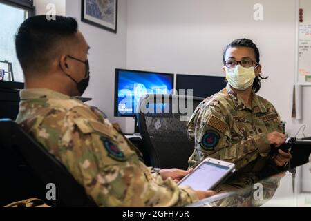 Reserve-Airmen vom 349. Air Mobility Wing auf der Travis Air Force Base, Kalifornien, bereiten sich auf eine Mission zur Unterstützung der Evakuierung in Afghanistan vor, 24. August 2021. Die 349. AMW bietet eine schnelle globale Mobilität, um das US-Außenministerium bei der sicheren Evakuierung von Amerikanern und alliierten zivilen Mitarbeitern aus Afghanistan zu unterstützen. (USA Luftwaffe Foto von Master Sgt. Jose B. Aquilizan) Stockfoto