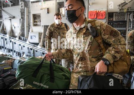 Vor einer Mission zur Unterstützung der Evakuierung Afghanistans am 24. August 2021 bestieg ein Reservebieger des 349. Luftmobilitätsflügels der Travis Air Force Base, Kalifornien, einen C-17 Globemaster III. Die 349. AMW bietet eine schnelle globale Mobilität, um das US-Außenministerium bei der sicheren Evakuierung von Amerikanern und alliierten zivilen Mitarbeitern aus Afghanistan zu unterstützen. (USA Luftwaffe Foto von Master Sgt. Jose B. Aquilizan) Stockfoto