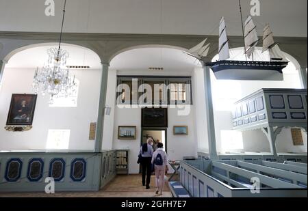 Prerow, Deutschland. August 2021. Die Seemannskirche aus dem 18. Jahrhundert gilt als eines der ältesten Baudenkmäler auf der Ostsee-Halbinsel Fischland-Darß-Zingst. Es wurde als Fachwerkgebäude erbaut und 1830 zu einer Backsteinkirche umgebaut. Damals zeigte der Glockenturm den Seeleuten den Weg von der Ostsee zum Hafen von Prerow. In der Kirche hängen Schiffsmodelle aus vergangenen Zeiten, meist von Seeleuten gefertigt. Neben Gottesdiensten finden in der Kirche Ausstellungen, Konzerte und Vorträge statt. Quelle: Bernd Wüstneck/dpa-Zentralbild/ZB/dpa/Alamy Live News Stockfoto