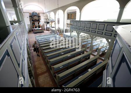 Prerow, Deutschland. August 2021. Die Seemannskirche aus dem 18. Jahrhundert gilt als eines der ältesten Baudenkmäler auf der Ostsee-Halbinsel Fischland-Darß-Zingst. Es wurde als Fachwerkgebäude erbaut und 1830 zu einer Backsteinkirche umgebaut. Damals zeigte der Glockenturm den Seeleuten den Weg von der Ostsee zum Hafen von Prerow. In der Kirche hängen Schiffsmodelle aus vergangenen Zeiten, meist von Seeleuten gefertigt. Neben Gottesdiensten finden in der Kirche Ausstellungen, Konzerte und Vorträge statt. Quelle: Bernd Wüstneck/dpa-Zentralbild/ZB/dpa/Alamy Live News Stockfoto