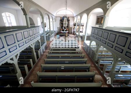 Prerow, Deutschland. August 2021. Die Seemannskirche aus dem 18. Jahrhundert gilt als eines der ältesten Baudenkmäler auf der Ostsee-Halbinsel Fischland-Darß-Zingst. Es wurde als Fachwerkgebäude erbaut und 1830 zu einer Backsteinkirche umgebaut. Damals zeigte der Glockenturm den Seeleuten den Weg von der Ostsee zum Hafen von Prerow. In der Kirche hängen Schiffsmodelle aus vergangenen Zeiten, meist von Seeleuten gefertigt. Neben Gottesdiensten finden in der Kirche Ausstellungen, Konzerte und Vorträge statt. Quelle: Bernd Wüstneck/dpa-Zentralbild/ZB/dpa/Alamy Live News Stockfoto