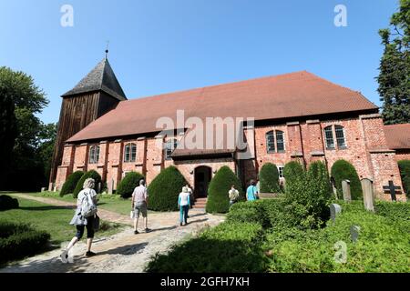 Prerow, Deutschland. August 2021. Die Seemannskirche aus dem 18. Jahrhundert gilt als eines der ältesten Baudenkmäler auf der Ostsee-Halbinsel Fischland-Darß-Zingst. Es wurde als Fachwerkgebäude erbaut und 1830 zu einer Backsteinkirche umgebaut. Damals zeigte der Glockenturm den Seeleuten den Weg von der Ostsee zum Hafen von Prerow. In der Kirche hängen Schiffsmodelle aus vergangenen Zeiten, meist von Seeleuten gefertigt. Neben Gottesdiensten finden in der Kirche Ausstellungen, Konzerte und Vorträge statt. Quelle: Bernd Wüstneck/dpa-Zentralbild/ZB/dpa/Alamy Live News Stockfoto