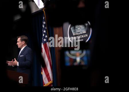 Der Pressesprecher des US-Verteidigungsministerium, John F. Kirby, und der General der Luftwaffe, Tod D. Wolters, Kommandant des US European Command (virtuelle Teilnahme), berichten im Rahmen des Briefing Room des US-amerikanischen Verteidigungsministers, Washington, D.C., am 25. August 2021 über die Medien. (DoD-Foto von Lisa Ferdinando) Stockfoto