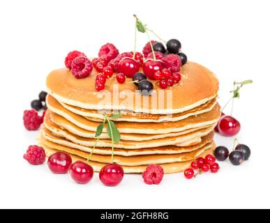 Stapel von Pfannkuchen mit Beeren isoliert auf weißem Hintergrund Stockfoto