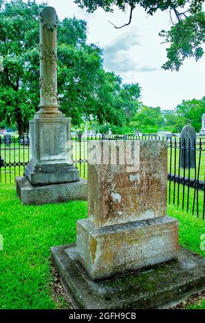 Die Gräber von William Trone und Oberstleutnant John Weedon sind auf dem Magnolia Cemetery am 14. August 2021 in Mobile, Alabama, zu sehen. Stockfoto