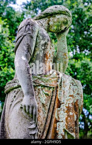 Ein Friedhofsengel steht über dem Smith-Grab auf dem Magnolia Cemetery, 14. August 2021, in Mobile, Alabama. Stockfoto