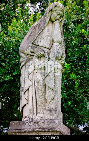 Ein Friedhofsengel steht über einem Grab auf dem Magnolia Cemetery, 14. August 2021, in Mobile, Alabama. Stockfoto