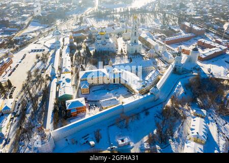 Blick von der Drohne des Trinity-Sergius Lavra und Wohnquartiere der Stadt Sergiev Posad. Stockfoto
