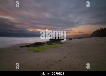 Sonnenuntergang am Ona Beach im Brian Booth State Park an der Küste von Oregon Stockfoto