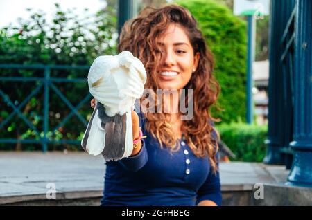 Weiße Friedenstaube in den Händen einer Frau Stockfoto