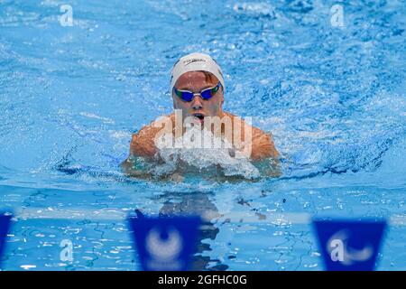 TOKIO, JAPAN. August 2021. Nelson Crispin Crozo aus Kolumbien beim Schwimmen der Paralympischen Spiele von Tokio 2020 im Tokyo Aquatics Center am Donnerstag, den 26. August 2021 in TOKIO, JAPAN. Kredit: Taka G Wu/Alamy Live Nachrichten Stockfoto
