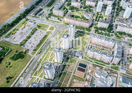 Luftaufnahme des neuen Wohnviertels mit Wohnhäusern und Parkplatz für die Bewohner der Gegend Stockfoto