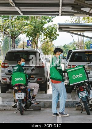 KANCHANABURI, THAILAND-AUGUST 22,2021 : eine Gruppe von Greiffahrern parkt Motorrad, um sich zu entspannen und zu warten, um Essen vom Restaurant auf dem Parkplatz vor dem Hotel zu bekommen Stockfoto